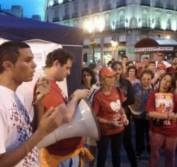 Jvenes provida acampan en Sol a pesar de la oposicin policial