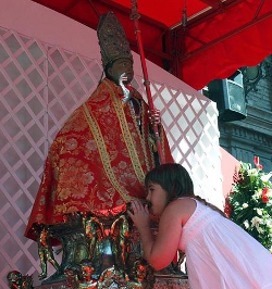 Centenares de nios honran en Pamplona a San Fermn con motivo del Da del Nio