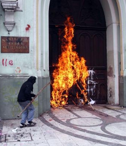 Ultras de extrema izquierda intentan quemar el Santuario de Mara Auxiliadora en Santiago de Chile