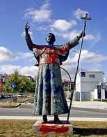 Pintan una esvstica en una estatua de Benedicto XVI en Santiago de Compostela