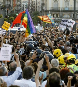 Tensin y violencia en la manifestacin de la extrema izquierda contra la JMJ