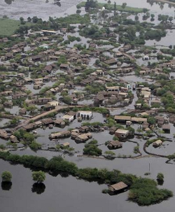 Cristianos e hindes son expulsados de campos de refugiados por las inundaciones en el sur de Pakistn