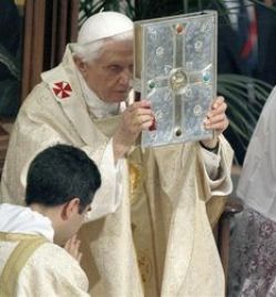Benedicto XVI: Cumplir la ley de Dios, es el secreto de la felicidad del hombre justo
