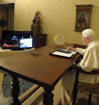 El Papa enciende desde un tablet el rbol de Navidad ms grande del mundo