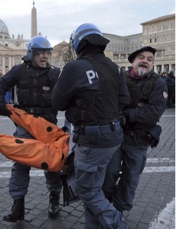 La policía italiana desaloja por la fuerza de la Plaza de San Pedro a indignados españoles y franceses