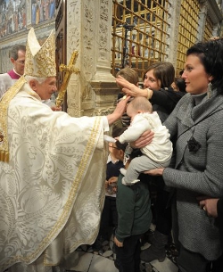Benedicto XVI bautiza a diecisis nios en la Capilla Sixtina