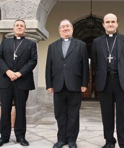 Mons. Asurmendi asegura que los tres obispos vascos exigirán a Eta su disolución y que pida perdón