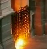 Manifestantes arrojan un artefacto incendiario contra las puertas de la Catedral de Santiago de Chile