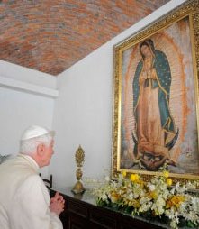 El Papa dedica unos minutos a rezar ante una imagen de la Guadalupana