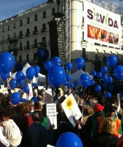 La Puerta del Sol en Madrid se llena para decir S a la vida