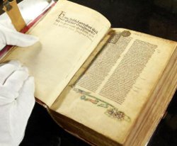La Biblia que usó San Vicente Ferrer se expone como reliquia en la localidad valenciana de Lliria