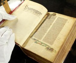 La Biblia que us San Vicente Ferrer se expone como reliquia en la localidad valenciana de Lliria