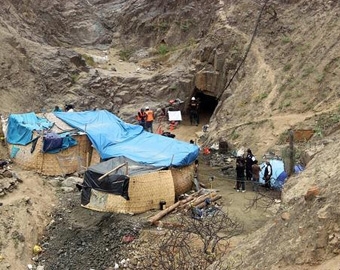 Los nueve mineros atrapados en una mina de Per rezan a Dios por su rescate