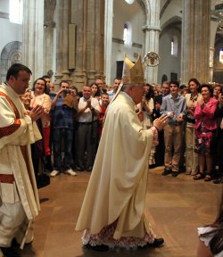 Fieles y sacerdotes de la dicesis de Alcal de Henares: Viva el Obispo!