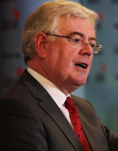 El Ministro de Asuntos Exteriores de Irlanda pide la dimisin del cardenal Brady