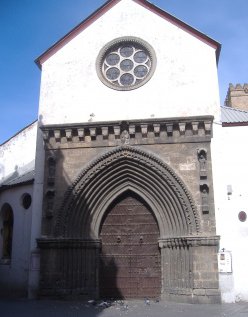 Piden convertir en un muro de lamentaciones la entrada de una iglesia en Sevilla