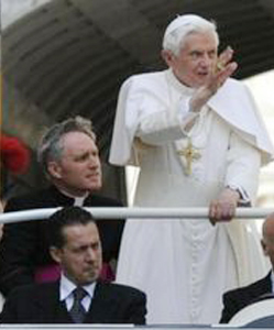 Detienen a un mayordomo del Papa por la filtración de documentos del Vaticano