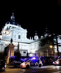 La polica desaloja a un grupo de personas que se haban encerrado en la Catedral de la Almudena