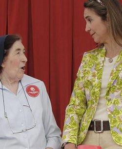 La Infanta Elena preside una mesa de cuestacin de Critas en Madrid