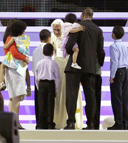 Benedicto XVI recibe el testimonio de las familias catlicas en Miln