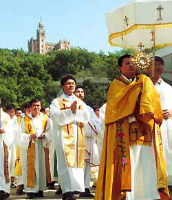 Corpus Christi en China: Adoracin, procesin del Santsimo Sacramento, evangelizacin