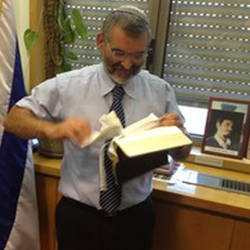 Un diputado de la derecha religiosa israelí rompe un Nuevo Testamento y lo tira a la basura