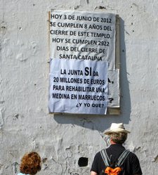 Un cartel en una iglesia sevillana reprocha a la Junta de Andalucía que invierta en una medina de Marruecos