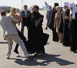 Una feminista ucraniana se lanza contra el Patriarca de Mosc