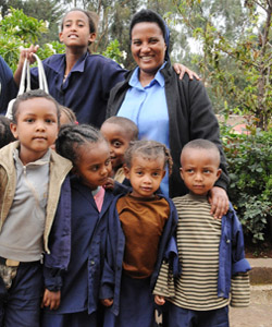 Las Hermanas de San Vicente de Paúl dan alimento y educación a más de 800 niños mendigos en Addis Abeba
