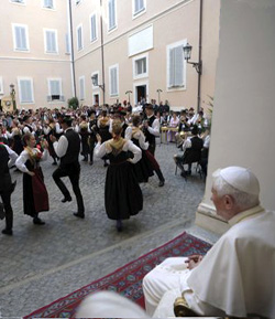 Benedicto XVI celebra la bondad y belleza de Dios y del hombre que vive en sintona con l
