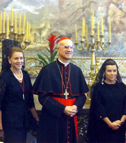 Soraya Saénz de Santamaría se reúne con el Cardenal Bertone para analizar las relaciones Iglesia-Estado