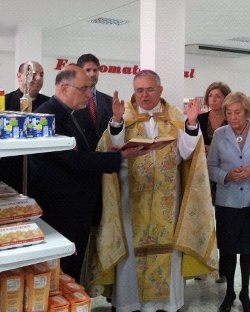 El obispo de Córdoba bendice un Economato Social para atender la demanda de los más necesitados