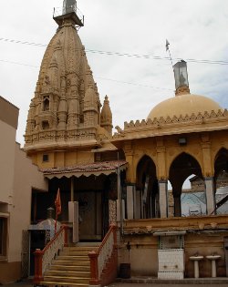 Un grupo de musulmanes es acusado de blasfemia en Pakistn por atacar un templo hind