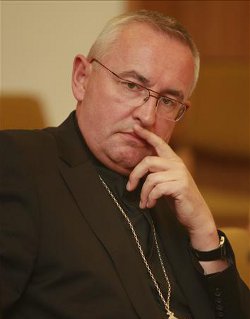 Presenta su renuncia al Papa un obispo polaco detenido por conducir ebrio