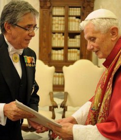 El nuevo embajador de Colombia ante la Santa Sede pide al Papa que bendiga las conversaciones de paz
