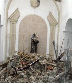 Se desprende el techo de la capilla de una iglesia de Lorca