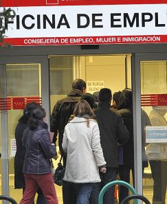 Un estudio de la Obra Social de La Caixa advierte que las familias apenas pueden ya atender a sus miembros en paro