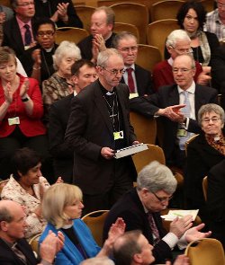 Politicos britnicos y obispos presionan para que la Iglesia de Inglaterra cambie sus reglas y pueda ordenar obispas