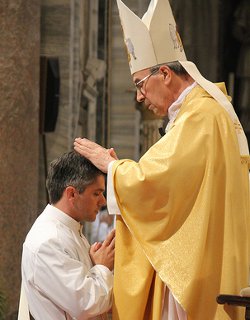 Cardenal De Paolis: El Seor hace un gran don a la Iglesia a travs de los Legionarios de Cristo