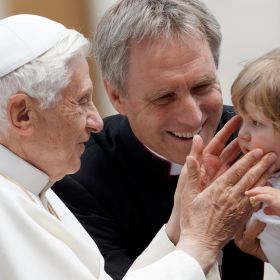 Benedicto XVI nombra a Mons. Georg Gnswein Prefecto de la Casa Pontificia