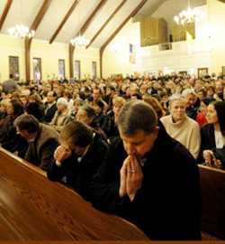 El Cardenal Timothy Dolan ofrece oraciones y condolencias por las vctimas de la escuela de Newtown 