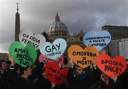 Un grupo de manifestantes a favor de las uniones homosexuales intenta entrar en San Pedro durante el ngelus