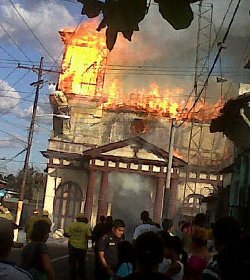 Un incendio destruye un templo catlico del siglo XVII en San Salvador