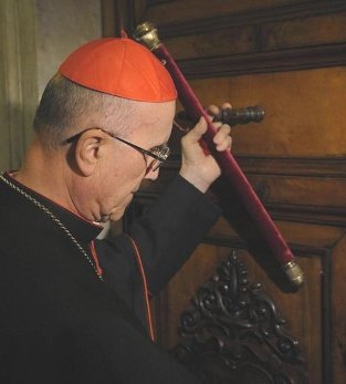 El cardenal Bertone sella los aposentos papales