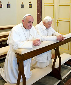 El papa Francisco y Benedicto XVI rezan juntos