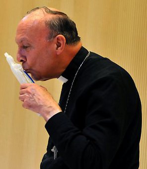 Feministas semidesnudas agreden al arzobispo de Bruselas