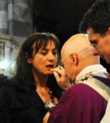 El cardenal Bagnasco dio la comunin a un conocido transexual italiano