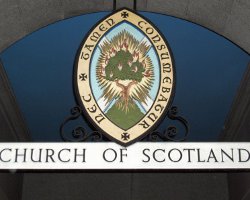 Los presbiterianos escoceses votan a favor de tener pastores abiertamente gays y lesbianas