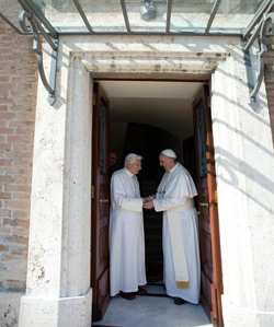 El Papa Francisco recibe a Benedicto XVI en su regreso al Vaticano