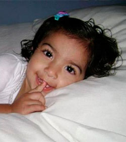 La polica custodia a una nia en coma para que no desconecten su respirador